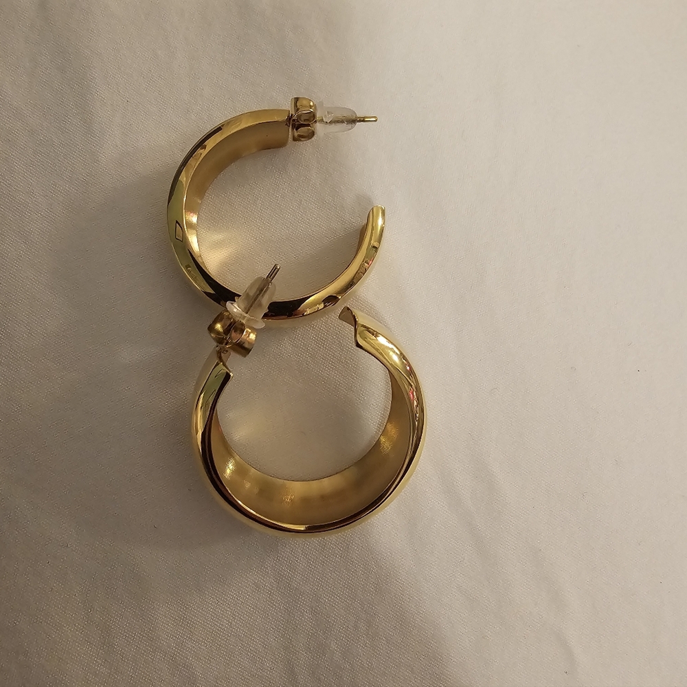Elegant Gold Hoop Earrings - Picture 9 of 10